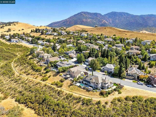1023 Pebble Beach Dr, Clayton CA: https://media.crmls.org/mediaz/18abe66a-f041-4dfb-95dd-c869fa0d1e03.jpg