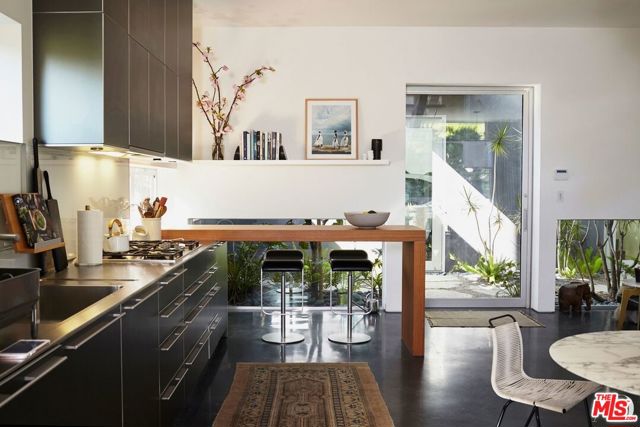 1201 CABRILLO Avenue, Venice CA: https://media.crmls.org/mediaz/18ae32bb-3533-43e9-b94a-e19b58bc8b4a.jpg