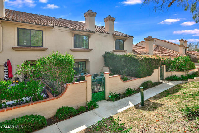388 Country Club Drive, Simi Valley CA: https://media.crmls.org/mediaz/18ae74ac-a8f6-4102-9cfa-6994a500f314.jpg