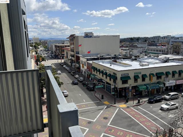 989 Franklin St, Oakland CA: https://media.crmls.org/mediaz/18af1e41-a406-4a6e-919d-08a50b9eb3ed.jpg