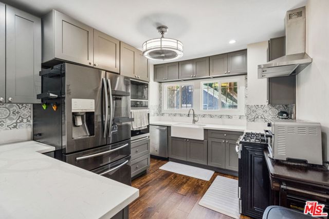 5342 Lemon Grove Avenue, Los Angeles CA: https://media.crmls.org/mediaz/18af8c1d-f479-4bf5-bb5c-90543fc0f503.jpg