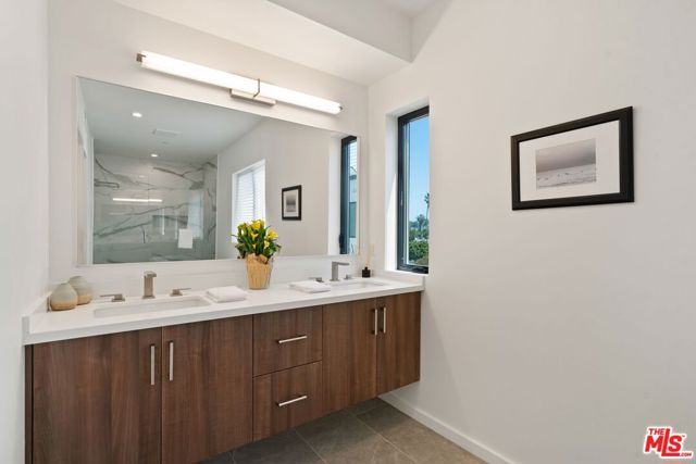 12614 Venice Boulevard, Los Angeles CA: https://media.crmls.org/mediaz/18afa2bf-90bb-442b-aebe-bba61a6ab94e.jpg
