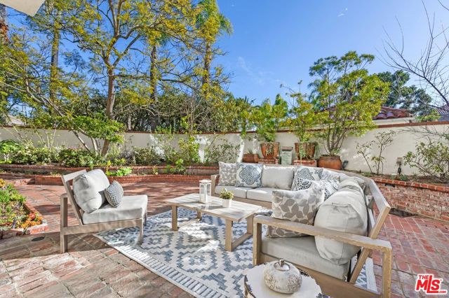 12320 Ridge Circle, Los Angeles CA: https://media.crmls.org/mediaz/18b14f8b-dc74-4474-b15f-a032d055b161.jpg