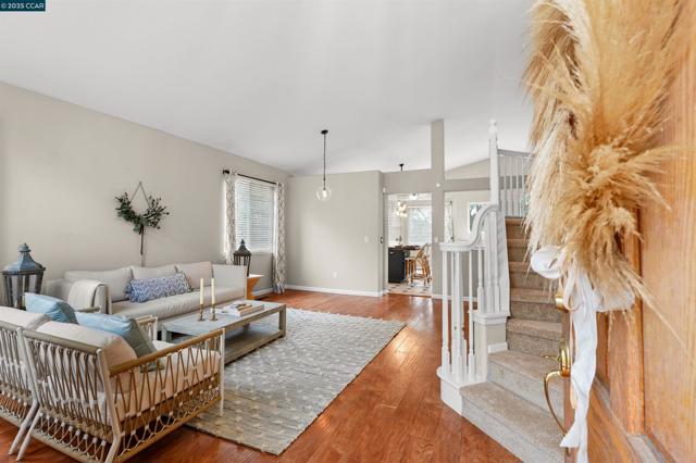 2063 BLUEROCK CT, Concord CA: https://media.crmls.org/mediaz/18b16c38-0d00-48f1-840d-9f6875cebcf2.jpg