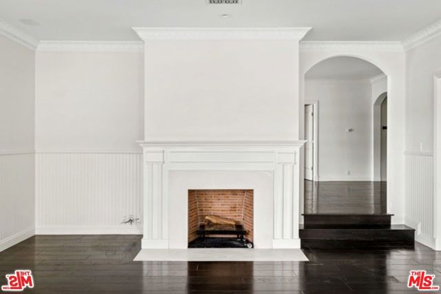 9243 Doheny Road, West Hollywood CA: https://media.crmls.org/mediaz/18b18e51-bdf5-4a7b-9259-4e48b3401e8e.jpg