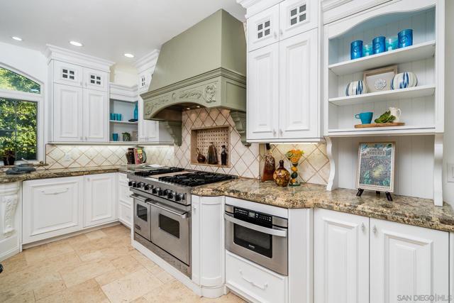 5 Rolling View Lane, Fallbrook CA: https://media.crmls.org/mediaz/18b1a7d2-950d-4967-a86b-d5631c627325.jpg