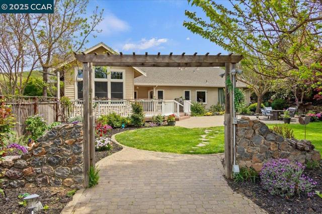 1101 North Gate Road, Walnut Creek CA: https://media.crmls.org/mediaz/18b2aa94-cb8a-4402-b5a6-8f699f663058.jpg