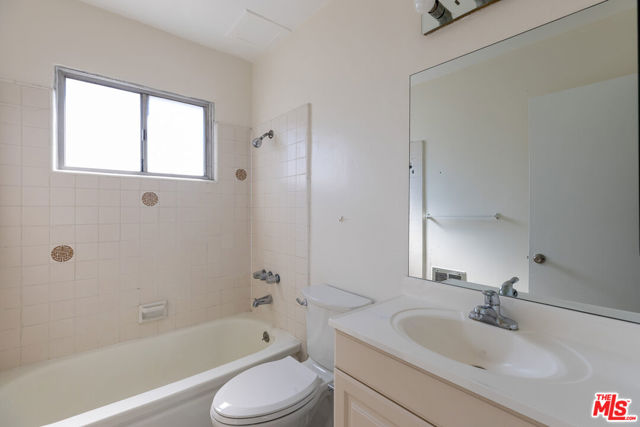 1295 FEDERAL Avenue, Los Angeles CA: https://media.crmls.org/mediaz/18b40b20-f707-449c-83aa-4ea95c4a1ffa.jpg