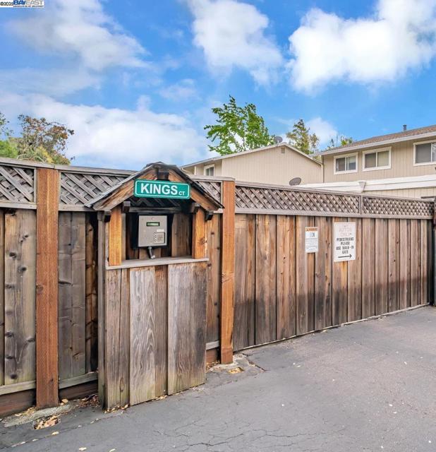 14413 Kings Ct, San Leandro CA: https://media.crmls.org/mediaz/18b416d2-b0e5-4416-ac8d-daa6aa3894a8.jpg