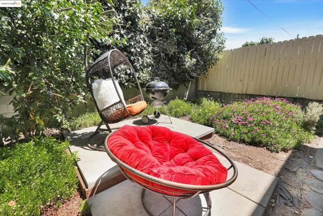 6610 Bancroft Avenue, Oakland CA: https://media.crmls.org/mediaz/18b56efa-fc4c-449a-b3c5-519ef987ed39.jpg
