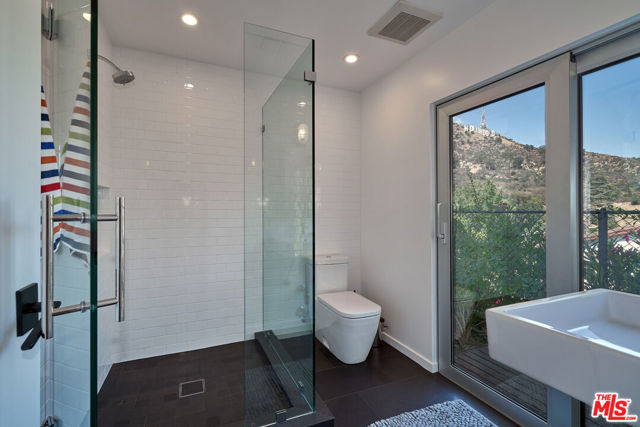 6342 Innsdale Drive, Los Angeles CA: https://media.crmls.org/mediaz/18b5bd2e-be5b-4d1b-add2-92637fb94ced.jpg