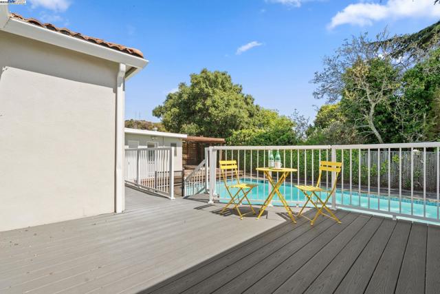 955 Maud Ave, San Leandro CA: https://media.crmls.org/mediaz/18b66a9c-4dc2-47fc-a630-df9351e6419d.jpg