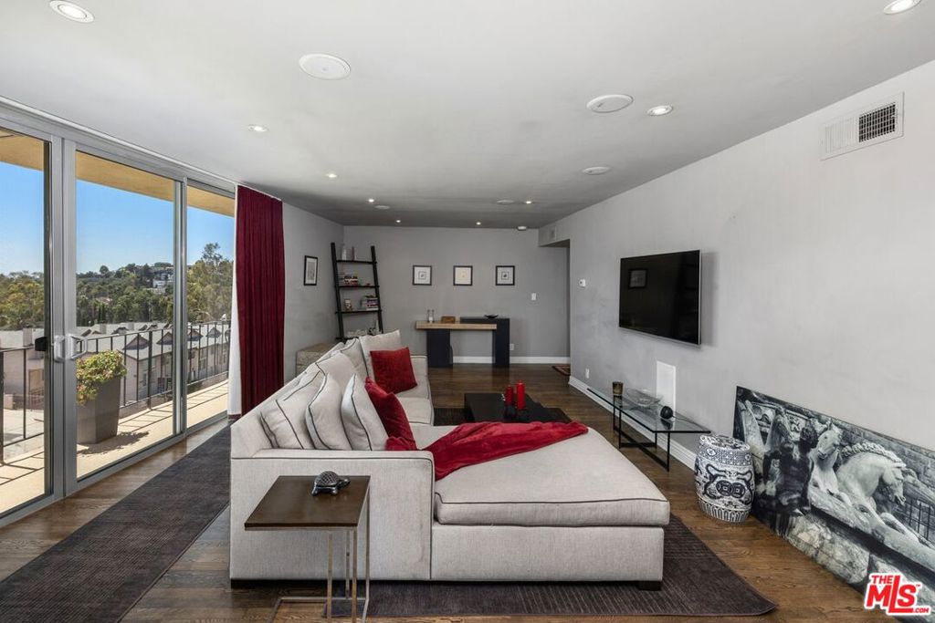 2260 N Cahuenga Boulevard #502