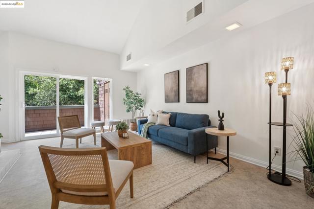 5 Harwich Walk, Pleasant Hill CA: https://media.crmls.org/mediaz/18b9326e-d84e-4bc6-8f18-3c58337ba6d7.jpg