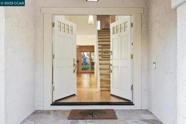 1555 Pebblebrook Ct, Walnut Creek CA: https://media.crmls.org/mediaz/18bb4e1e-a215-43b7-8300-5af3c1b99b28.jpg
