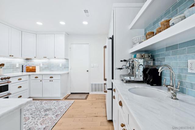 2157 Sea Village Cir, Cardiff by the Sea CA: https://media.crmls.org/mediaz/18bbb331-92ae-4e49-ac8d-78c2cad0ed6f.jpg