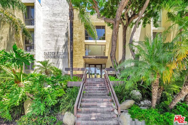 320 S Ardmore Avenue, Los Angeles CA: https://media.crmls.org/mediaz/18bbd0bf-9bff-4b99-9b02-11f9a10674f9.jpg