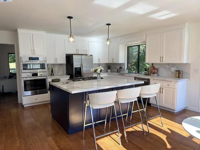 4732 Mira Vista Drive, Castro Valley CA: https://media.crmls.org/mediaz/18bc167f-b554-43fa-8a01-cd34eef7af8a.jpg