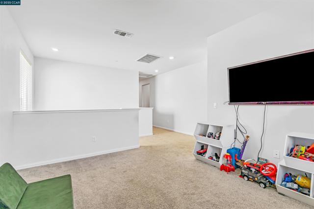 158 Wooley Creek Way, Brentwood CA: https://media.crmls.org/mediaz/18bce3e6-8959-4999-8e48-cd03ce6843c4.jpg