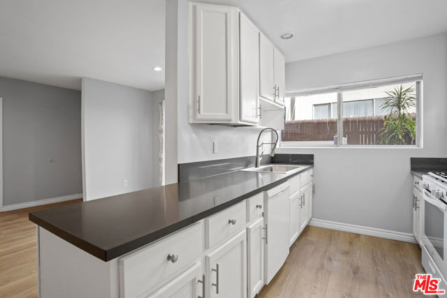 11743 Mayfield, Los Angeles CA: https://media.crmls.org/mediaz/18be4efd-9696-4a90-a43e-84a13b5c0a65.jpg