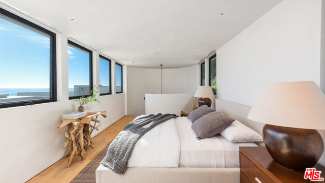 31388 Broad Beach Road, Malibu CA: https://media.crmls.org/mediaz/18bf5ee9-c97e-416f-9e50-1a7a71dfc992.jpg