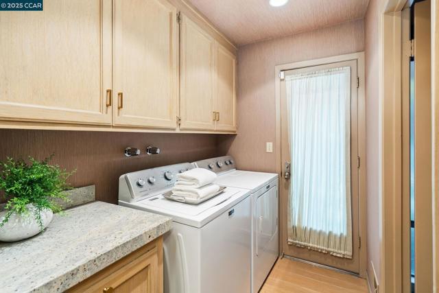 225 Vagabond Ct, Alamo CA: https://media.crmls.org/mediaz/18bf88e3-3b3a-4494-ade3-6fb8200f8fee.jpg