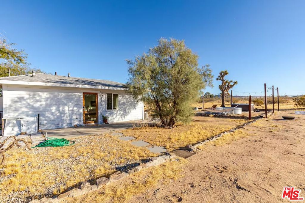 https://media.crmls.org/mediaz/18bf9701-77e1-48b4-9210-a694c33edecd.jpg?preset=X-Large