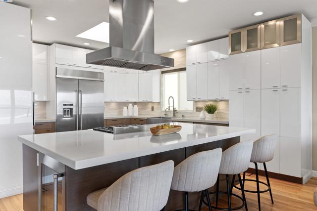 674 Corona Dr, Pacifica CA: https://media.crmls.org/mediaz/18bfe1e8-60a0-40f2-b278-2c39df9d7ee5.jpg