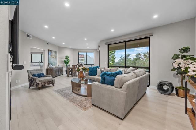 3535 Terra Granada Dr, Walnut Creek CA: https://media.crmls.org/mediaz/18c21773-6afc-44cd-a730-b0dddb801254.jpg