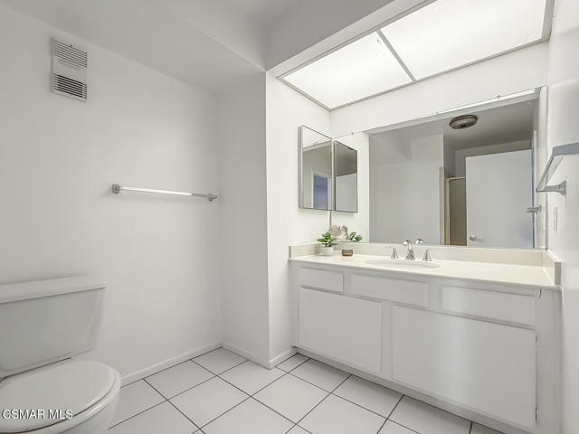 5404 Quakertown Avenue, Woodland Hills CA: https://media.crmls.org/mediaz/18c2180c-9eee-4ceb-90dd-72d01f072e3f.jpg