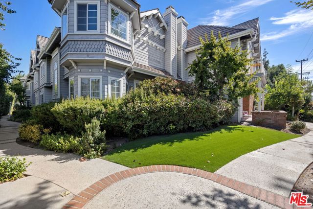 18135 Burbank Boulevard, 6 photo 3
