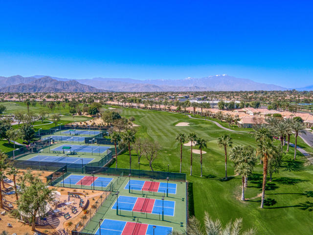 44010 Royal Troon Drive Drive, Indio CA: https://media.crmls.org/mediaz/18c257f3-ecdd-4d79-8e85-e96cdd2e5f87.jpg