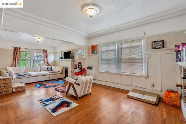 5537 Claremont Ave, Oakland CA: https://media.crmls.org/mediaz/18c271c3-c84d-4b04-957a-c7ef41d14438.jpg