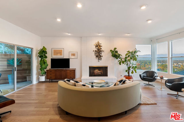 4025 Weslin Avenue, Sherman Oaks CA: https://media.crmls.org/mediaz/18c2ee55-223f-474c-b3bb-8014e2da7728.jpg