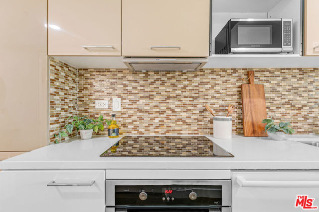 901 S Flower Street, Los Angeles CA: https://media.crmls.org/mediaz/18c3302c-c516-4d8d-88ac-60b45544a719.jpg