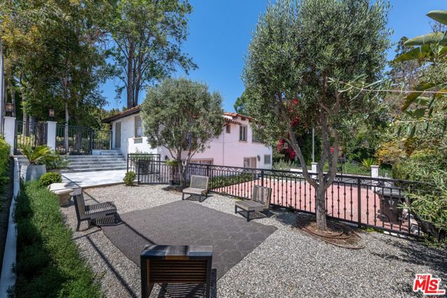 905 Hartford Drive, Beverly Hills CA: https://media.crmls.org/mediaz/18c37b20-ff99-404d-a2f6-a6911ed533e6.jpg