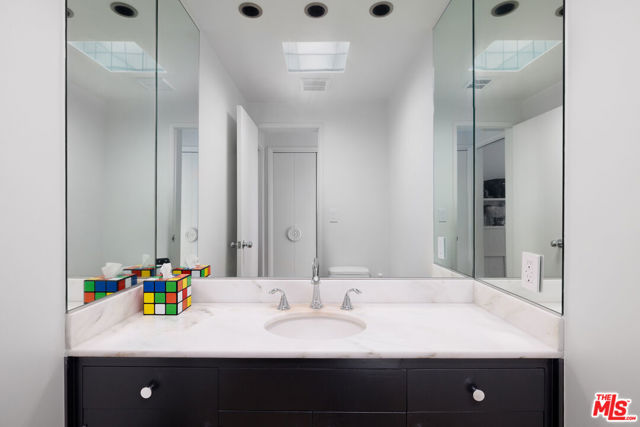 3268 Wrightwood Drive, Studio City CA: https://media.crmls.org/mediaz/18c3dcaf-6b3d-4904-989e-7b733d114720.jpg