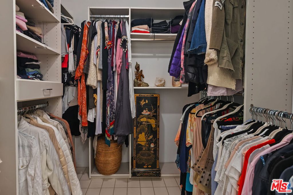 https://media.crmls.org/mediaz/18c53109-3a35-4517-9d07-b2e2e4ca677f.jpg?preset=X-Large