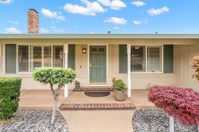 2845 Briarwood Dr, Livermore CA: https://media.crmls.org/mediaz/18c61e02-e69c-4cf6-93bf-4a80e1450c8a.jpg