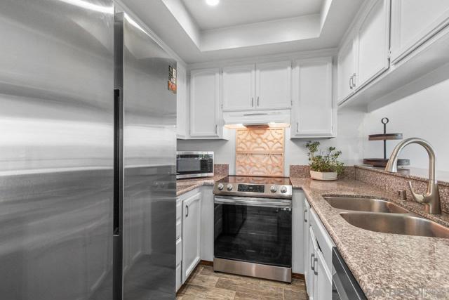 2348 La Costa Ave, Carlsbad CA: https://media.crmls.org/mediaz/18c6e35f-6e4a-4a07-bd22-1a6fef620fe5.jpg