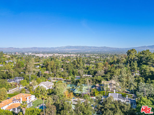 17449 Sumiya Drive, Encino CA: https://media.crmls.org/mediaz/18c6e5fc-fef2-45cf-8811-a50ae9e44d04.jpg