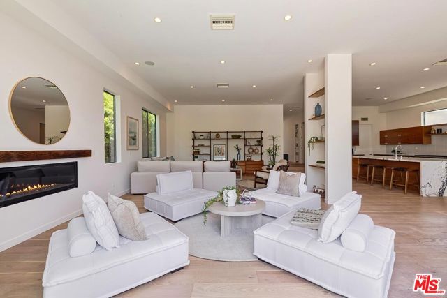 3571 Colonial Avenue, Los Angeles CA: https://media.crmls.org/mediaz/18c75be3-b5aa-4476-ba23-05b08b41adbe.jpg