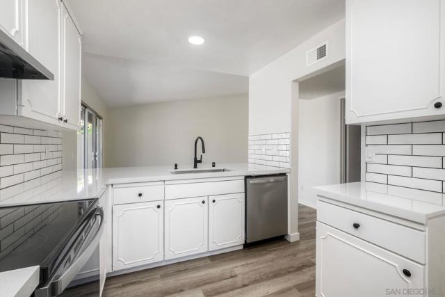 242 Eveningside Gln, Escondido CA: https://media.crmls.org/mediaz/18c7ddb0-dce8-4cb0-a50b-54e55fc9d44f.jpg