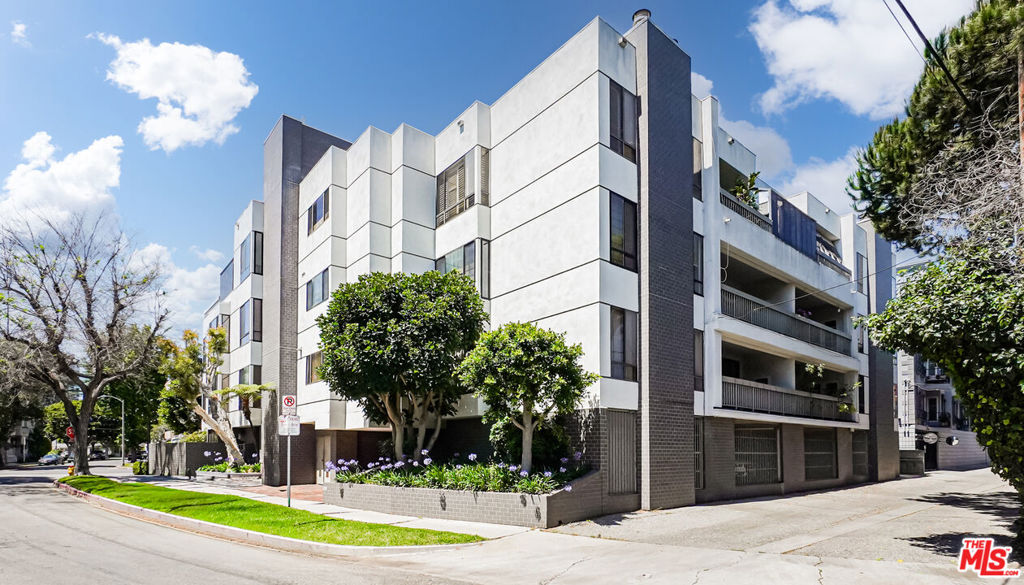 1220 Roxbury Drive #302