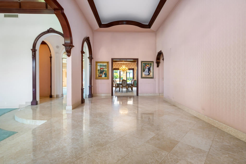 https://media.crmls.org/mediaz/18c7f724-801a-4f05-82ec-160439ef1c33.jpg?preset=X-Large