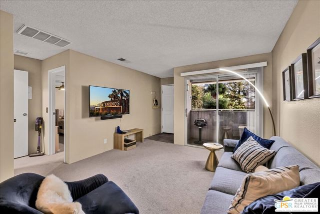 2860 N Los Felices Road, Palm Springs CA: https://media.crmls.org/mediaz/18c8b771-ac40-4bae-b253-4b3ec9e931ae.jpg