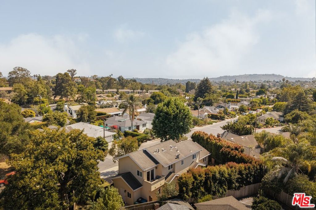 https://media.crmls.org/mediaz/18c8c4d2-f102-4b74-902d-0658b5d12c8b.jpg?preset=X-Large