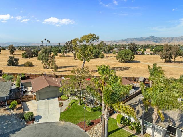 60 Dots Circle, Hollister CA: https://media.crmls.org/mediaz/18c9d3d0-1da1-40ba-bf22-e6e2606f156e.jpg