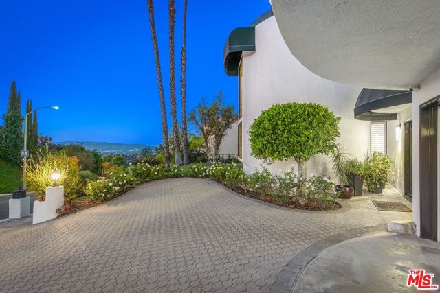 16894 Encino Hills Drive, Encino CA: https://media.crmls.org/mediaz/18ca63d7-4564-4509-9f76-883cbba24637.jpg