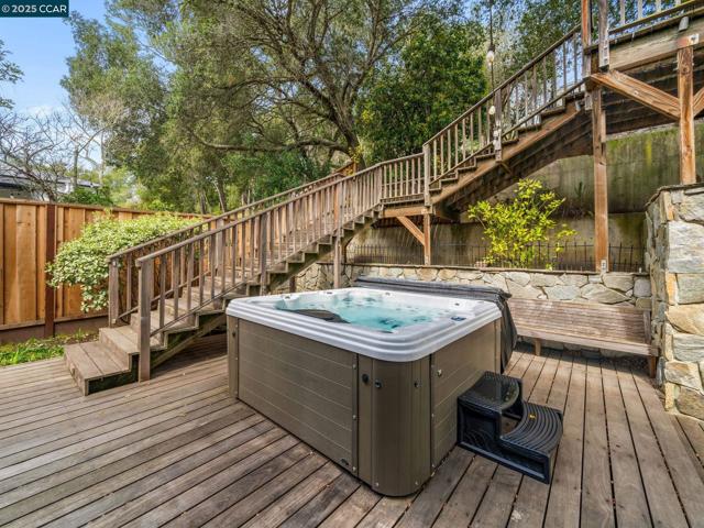 125 Sleepy Hollow Ln, Orinda CA: https://media.crmls.org/mediaz/18cb13a4-ec47-439c-8d65-5454a3182ab7.jpg